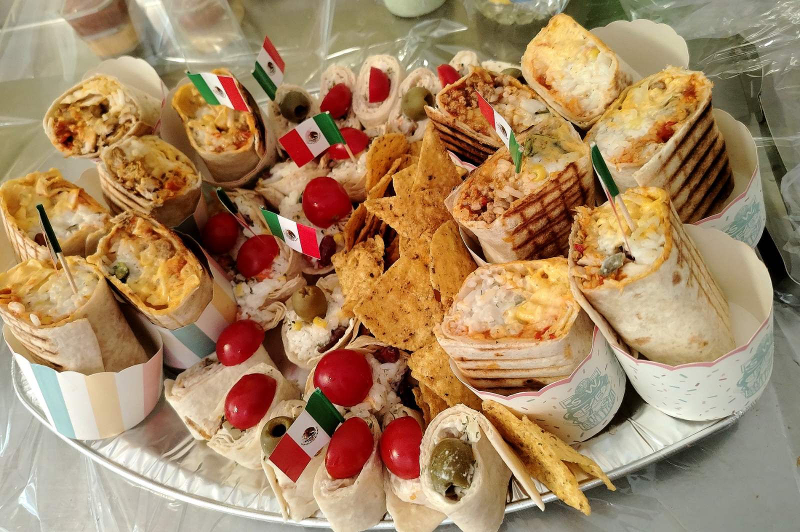 Ketering poslužavnik sa buritosima, kesadiljama i nachos čipsom